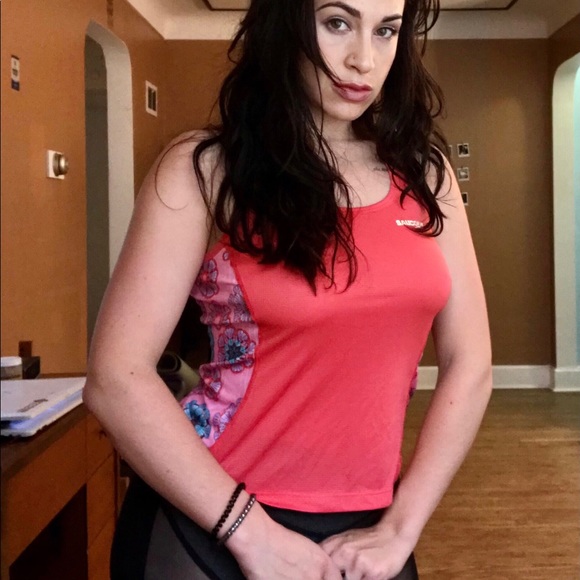 Pretty in 🍑 floral workout tank - Picture 1 of 3